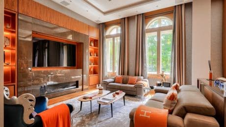 Marbre, galerie et Arc de Triomphe: une résidence prestigieuse au cœur des Hôtels particuliers des Maréchaux mise en vente à Paris