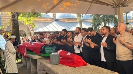 Acı olay! Polis memurunun eşi, bebeği ve baldızı toprağa verildi