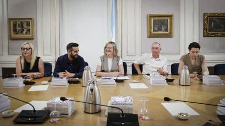 PSOE y Compromís rompen su 'cordón sanitario' con PP y Vox en Valencia para que los diputados cobren paro