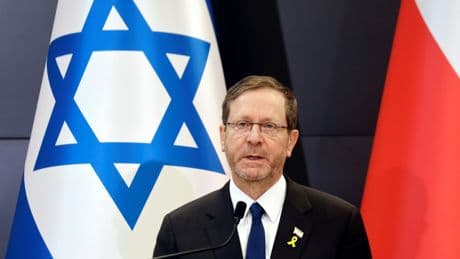 En visite à Auschwitz, le président israélien appelle au retour des otages