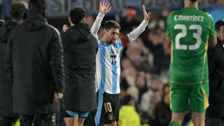 Lágrimas y fuegos artificiales en la emotiva despedida de Messi con la selección en Argentina