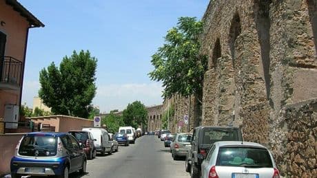 Cadavere di donna trovato tra le sterpaglie a Roma, in via del Mandrione