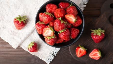 Este es el sencillo truco que debes conocer para potenciar el sabor de las fresas