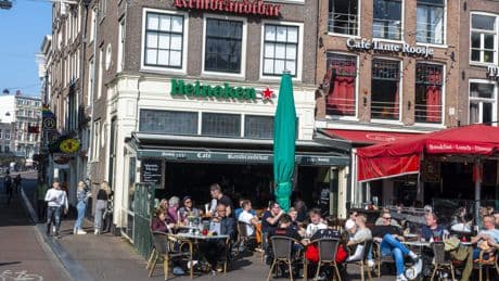 Heineken maakt meer winst  met minder bier