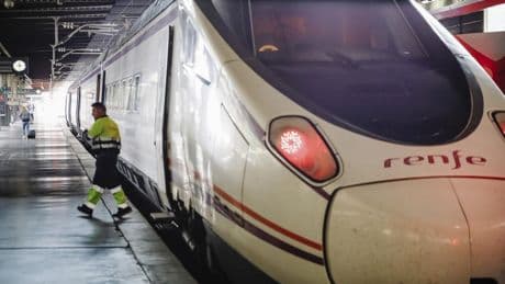 Varios focos de incendios en la vía del tren interrumpen la circulación del AVE entre Galicia y Madrid y provocan cortes de luz