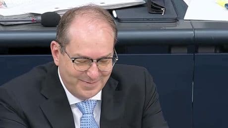 Grüner greift Dobrindt im Bundestag mit schwerem Vorwurf an - der schüttelt nur den Kopf