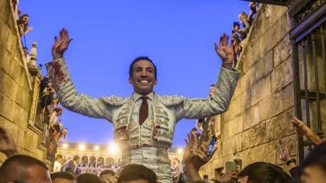 Un gran toro de El Parralejo franquea la Puerta del Príncipe a David de Miranda en Sevilla