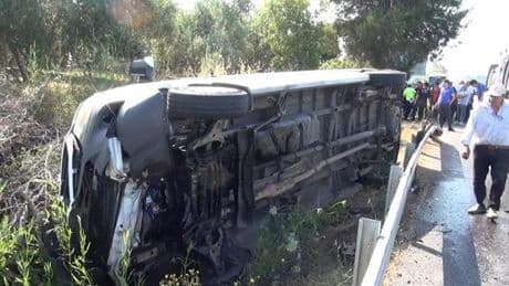 Antalya'da tur minibüsü devrildi! 5 kişi yaralandı, şoför kaçtı