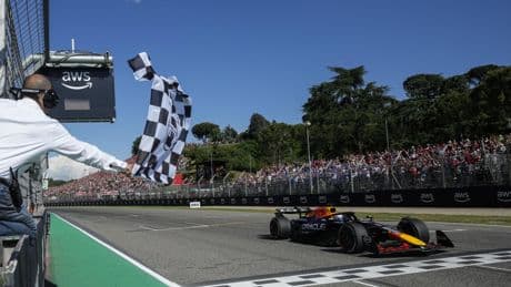 Formule 1 : Verstappen sort les muscles et mate les McLaren à Imola