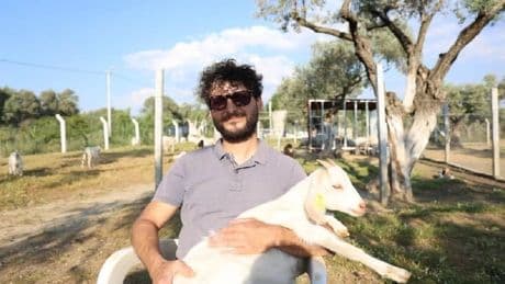 İki üniversite bitirdi ama okuyamayanların mesleğini yapıyor! Kızı için 2 tane aldı, 62 taneye ulaştı! Gençlere tavsiye ediyor