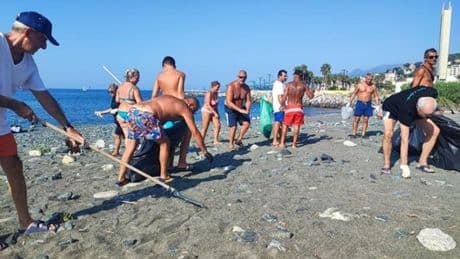 Pulizia della spiaggia di Multedo con i volontari delle associazioni | Foto