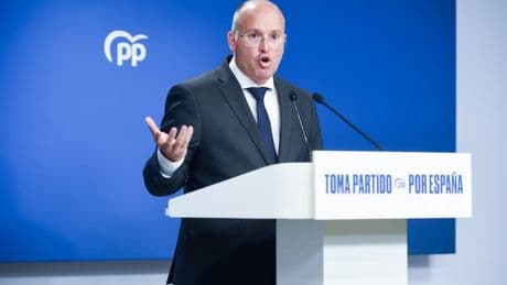 El PP se desmarca de la propuesta «extrema» de Vox de deportar migrantes