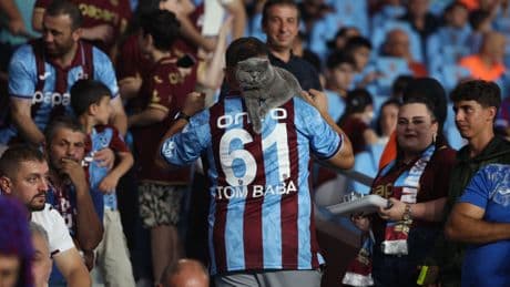 Özel izinle stadyuma alınan fanatik kedi Tom, Trabzonspor-Samsunspor maçını canlı canlı izledi