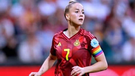 Fußball-EM in der Schweiz: DFB-Kapitänin Gwinn trägt Regenbogenbinde