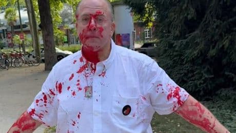 Frau attackiert jüdische Aktivisten nahe Protestcamp mit roter Farbe