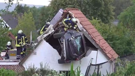 Auto raast door Duitse tuin, schept jongen (7) en eindigt in dak van schuur