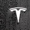 Erneut ein Tesla in Flammen: Feuerwehr löscht Autobrand in Berlin-Karlshorst