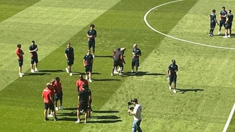 Genoa a Rennes per l’ultimo test. Davanti c’è Carboni, con Stanciu, Gronbaek e Vitinha