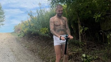 Fans vergleichen ihn schon mit Britney - Jetzt rollt der Bieber-Buxenmann herum