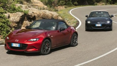 Mazda, 35 anni di MX-5: ci sono Homura e Kazari. Due speciali versioni per il compleanno della cabrio più venduta del mondo
