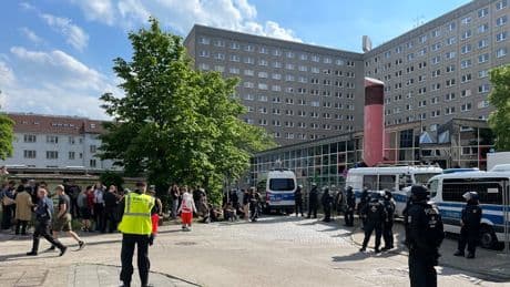 Polizei-Großeinsatz in Berlin - Linksradikale besetzen Stasi-Hochhaus