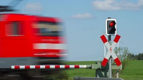 Heidenheim an der Brenz: Zug erfasst 22-Jährigen an Bahnübergang tödlich