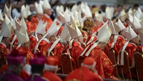 L'omelia di Re "cancella" Papa Francesco