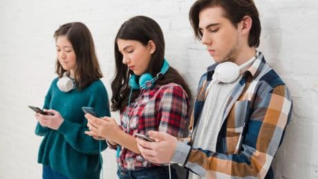 Francia propone prohibir las redes sociales a los menores de 15 años y 'toque de queda digital' hasta los 18