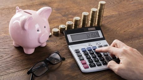 La tasa de ahorro de los hogares cae al 4,8% en el primer trimestre tras ahorrar un 20,9% menos