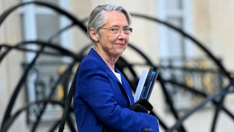 Elisabeth Borne doute de la constitutionnalité de l'interdiction du voile pour les moins de 15 ans