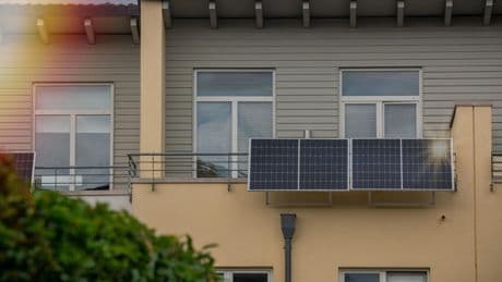 Privilegierte Maßnahme : Balkonkraftwerk installieren: Dürfen die Nachbarn ein Veto einlegen?