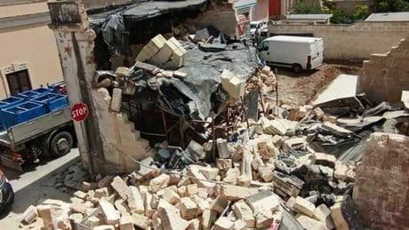 Lecce, crolla palazzina durante lavori a Magliano: quattro operai feriti estratti dalle macerie