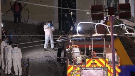 Ooggetuigen zagen kabeltram in Lissabon op volle snelheid op gebouw botsen: ’Stortte als een kaartenhuis in elkaar’