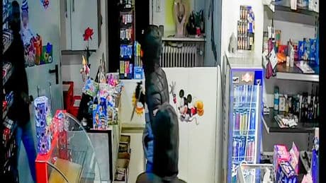 Überfall? Nicht mit ihm! - Kioskbesitzer sperrt Räuber in seinem Laden ein
