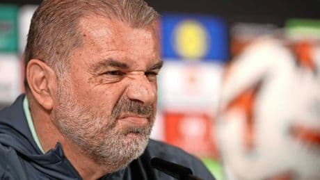 Felle Spurs-coach Postecoglou krijgt het aan de stok met journalist op persconferentie: ’Ik ben geen clown’