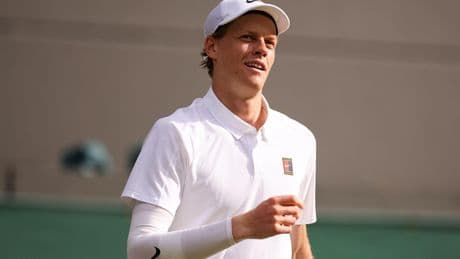 Affiche om van te watertanden: Jannik Sinner en Novak Djokovic treffen elkaar in halve finale Wimbledon