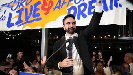 Zohran Mamdani, musulmán y socialista, da la sorpresa y roza la alcaldía de Nueva York tras ganar las primarias demócratas