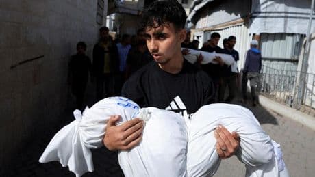 Un ataque de Israel contra una escuela de Gaza con desplazados deja más de 30 muertos