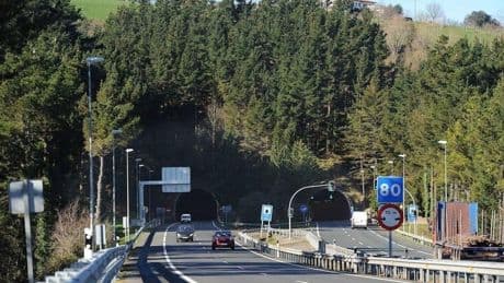 Fallece una menor en el accidente de tráfico en un túnel de la AP-1 en Soraluze