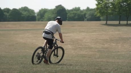 So leicht wie eine Wasserflasche: Gürtel macht Mountainbike zum E-Bike