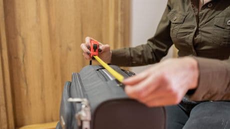 Wieltjes van je reistrolley halen en de ’5-5-5-methode’: zo ga je minder stressvol op vakantie