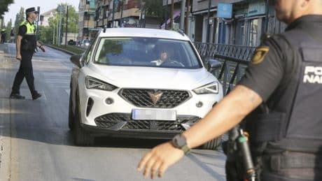 Juana Rivas entrega su hijo menor a Francesco Arcuri para que se lo lleve a Italia