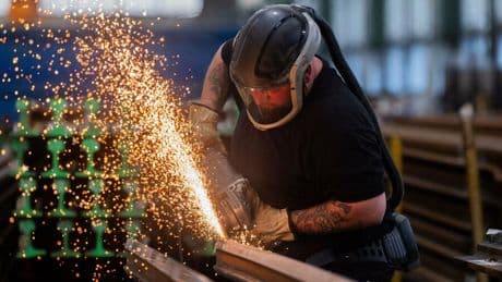 Konjunktur: Deutsche Industrie verbucht unerwartet viele Aufträge – „Vorzieheffekte auf US-Zölle“