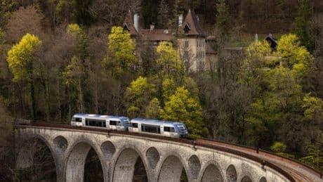 Le chemin de fer des Hirondelles, qui dessert la vallée de la Bienne, menacé de disparition : « S’il n’y avait pas le train, je ne saurais pas comment faire »