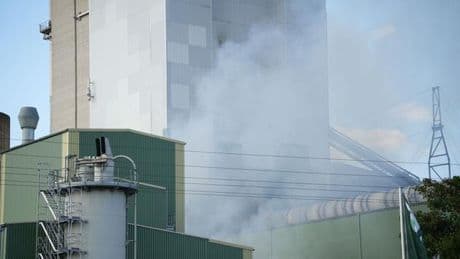 Feuer in Lagerhalle: Ursache für Brand in Zementfabrik noch unklar