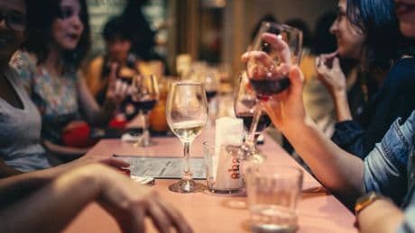 Llevamos años escuchando que "un vaso de vino al día es bueno para la salud". La ciencia tiene claro que no