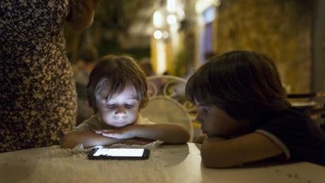Alltag mit Kindern: "Das Ruhigstellen per Smartphone darf nicht systematisch werden"