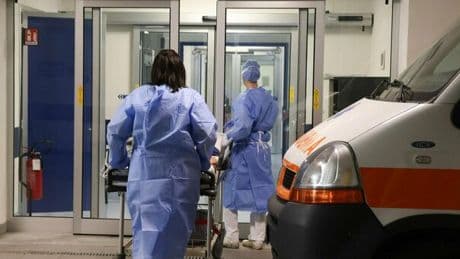 Ospedale dichiara il piaziente morto e chiama la figlia, ma lui è vivo e viene dimesso. «Scambio di cartelle»