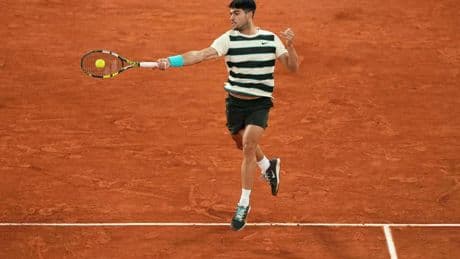 La comentada camiseta a rayas de Carlos Alcaraz en Roland Garros