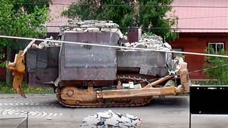Enfadado con sus vecinos, un hombre de Colorado optó por el DIY más oscuro: un tanque casero que destrozó medio pueblo